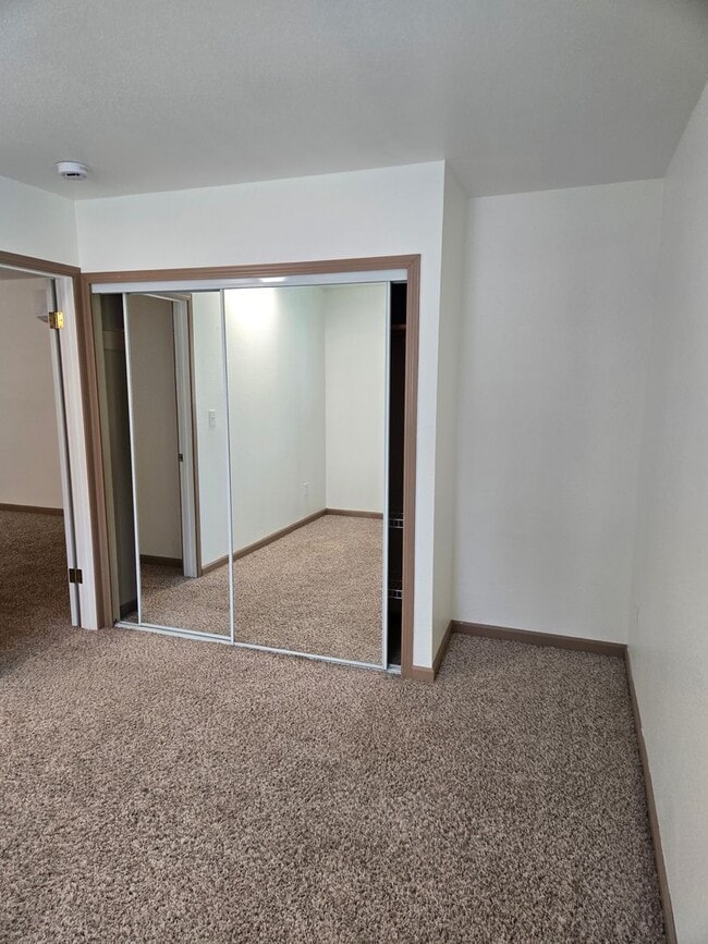 Building Photo - STATUS: AVAILABLE |R21| $1200 + $250 flat ...
