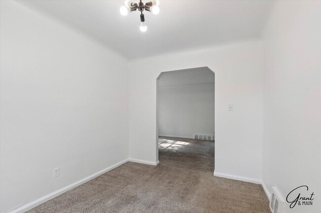 Building Photo - 3 Bedroom - 1 Bath- $1,150.00