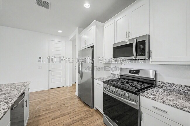 Building Photo - 3241 E Malibu Dr