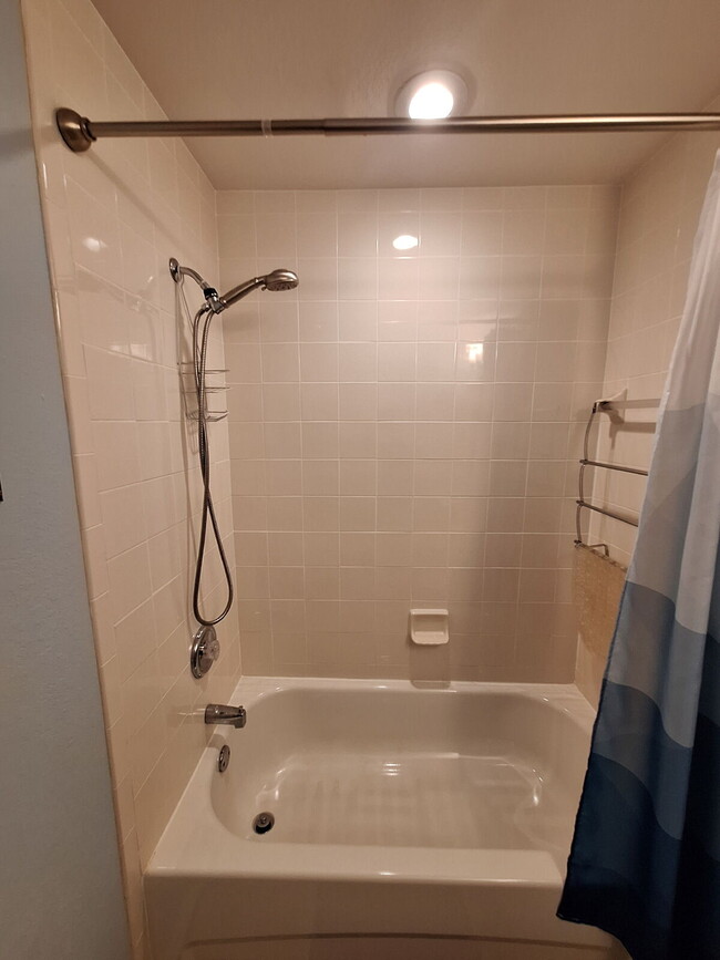 Building Photo - Beautifully upgraded Ground Floor condo wi...
