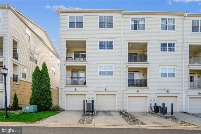 Building Photo - 43610 Hampshire Crossing Square