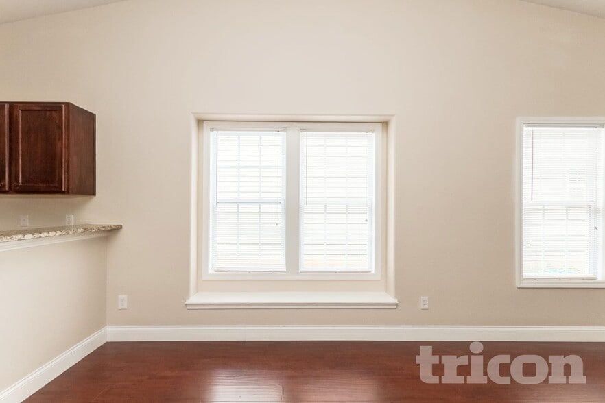 Building Photo - 10417 Hugue Way