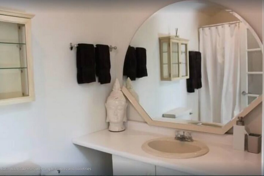 Full bath - 46 Spring St