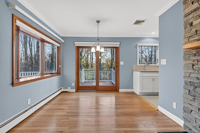 Building Photo - 350 Spring St