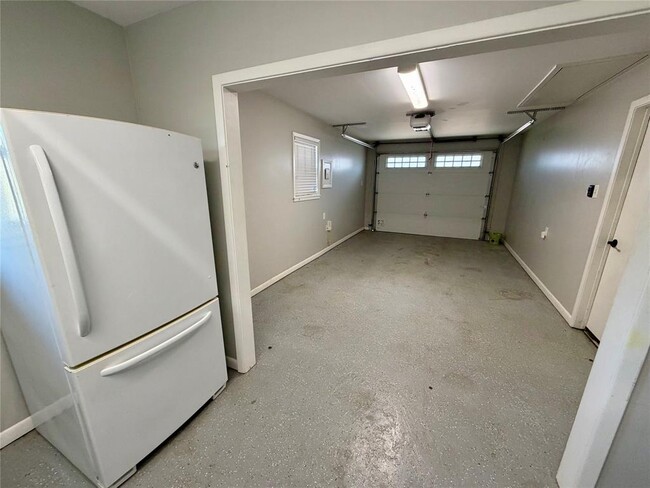 Building Photo - 9712 Springdale Rd