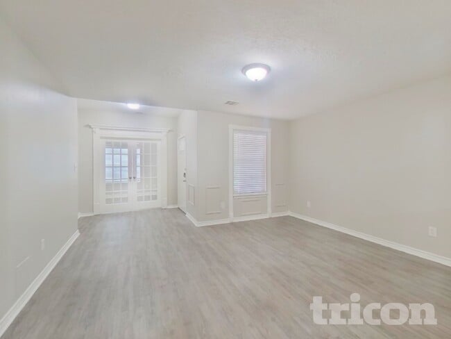 Building Photo - 729 Forest Ln Dr