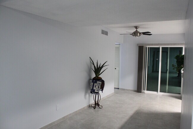 Building Photo - 288 Maricopa Dr