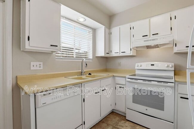 Building Photo - 3934 E Piccadilly Rd