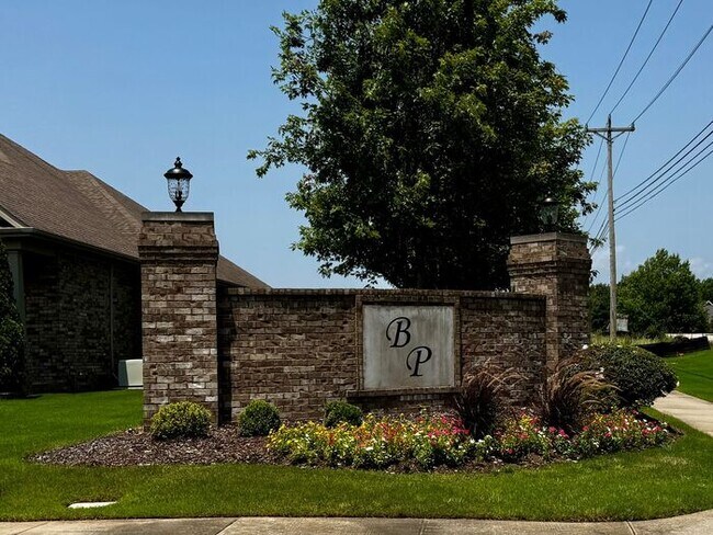 Building Photo - Madison City Schools with a 3 car garage and large fenced yard!