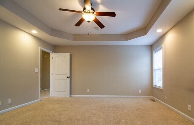 Building Photo - Fresh and Clean 3/2 with BONUS room and fenced yard.  Go.