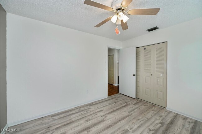 Building Photo - 4001 E Sunflower Cir