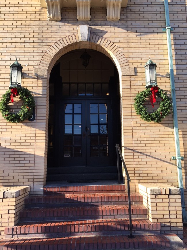 Building Entryway - Walnut House Apartments