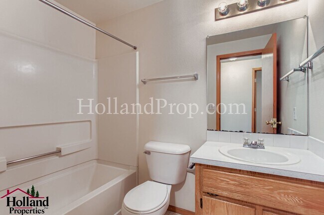 Building Photo - Charming 3-Bedroom Duplex in a Prime Locat...