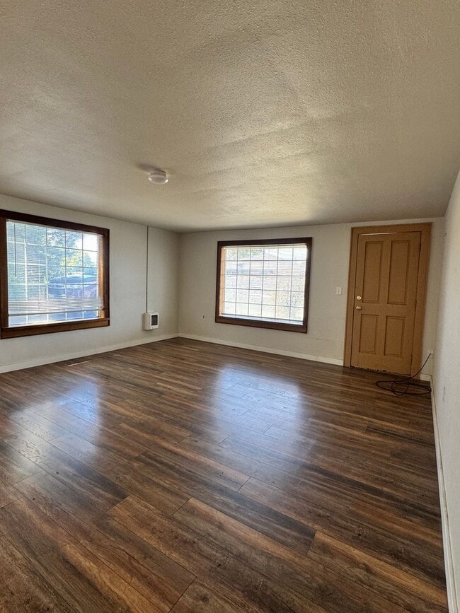 Building Photo - 3 bedroom 1 bathroom remodeled home, w/d h...