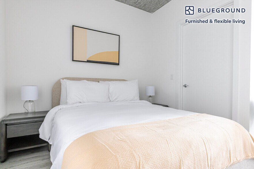 Building Photo - 460 W Chicago Ave