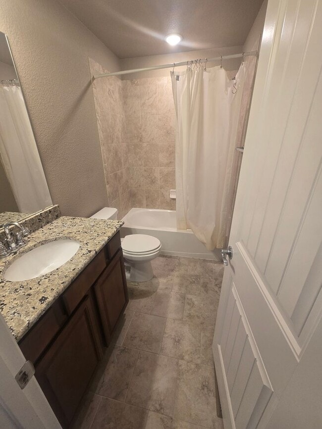 Building Photo - 2421 Ridge Top Dr