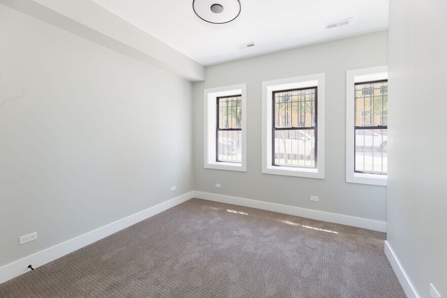 Building Photo - 2757 W Logan Blvd