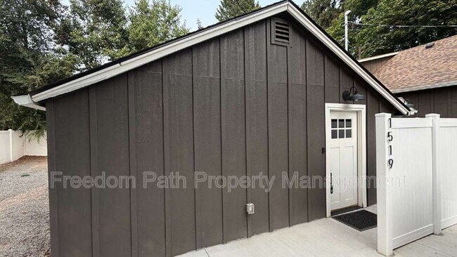 Building Photo - 1519 E Montana Ave