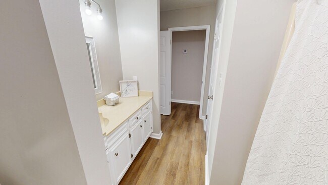 Building Photo - Updated 3/2 with Granite Counters and Stai...