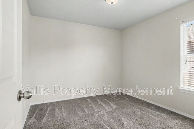 Building Photo - 305 SE Casting St