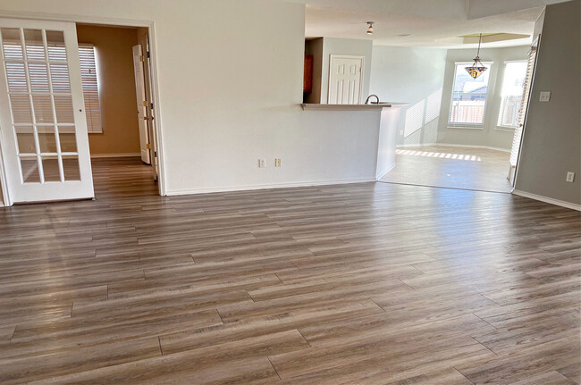 Building Photo - 4400 Lloyd Dr