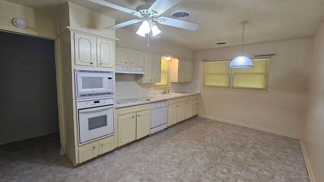 Building Photo - Beuatiful Lawndale Home - 3br 2ba