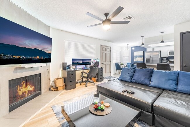 Building Photo - Modern Condo Living in Summerlin!