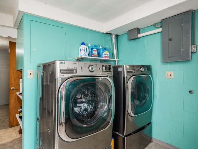 Building Photo - 123 E Alcott Rd