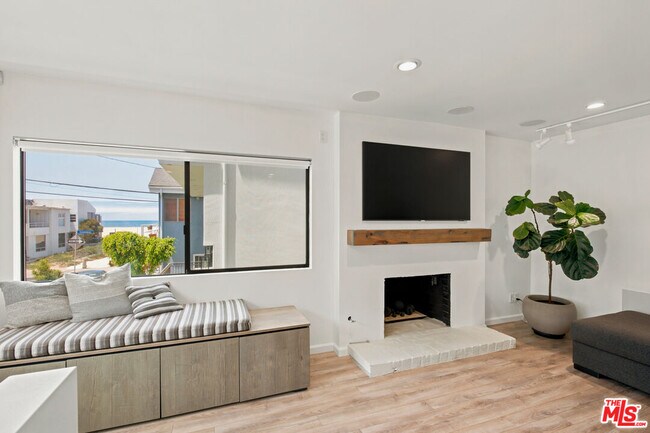 Building Photo - 23 Privateer St