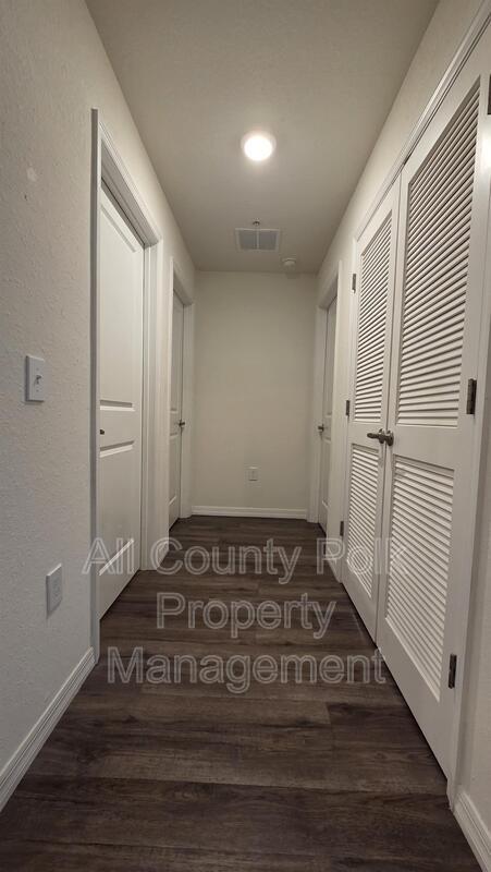 Building Photo - 915 Ariana St