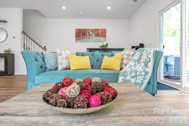 Building Photo - 1940 Highland Park Dr