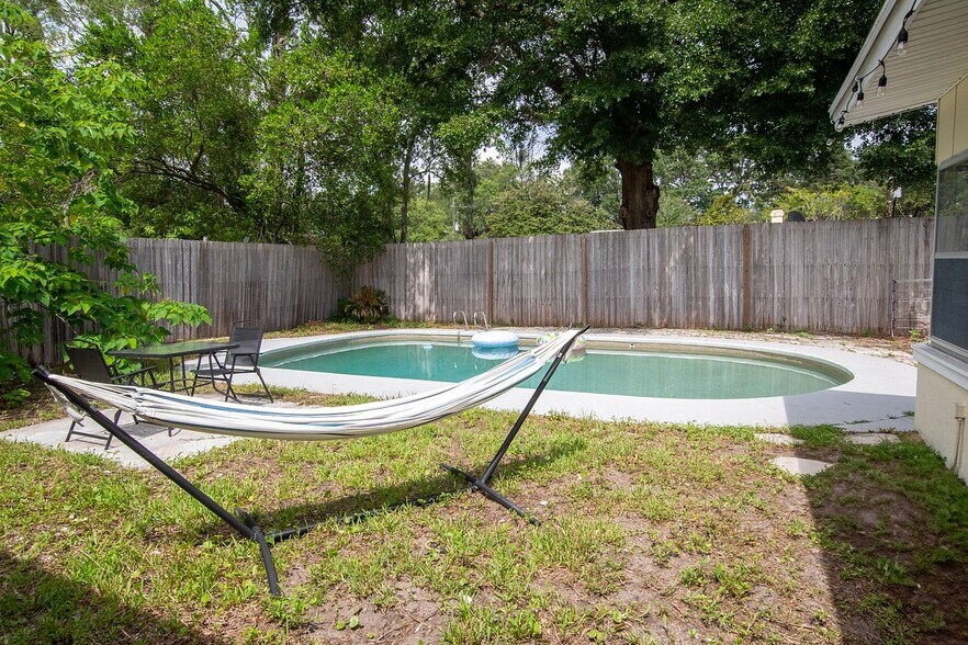 Building Photo - 2233 La Valle Dr