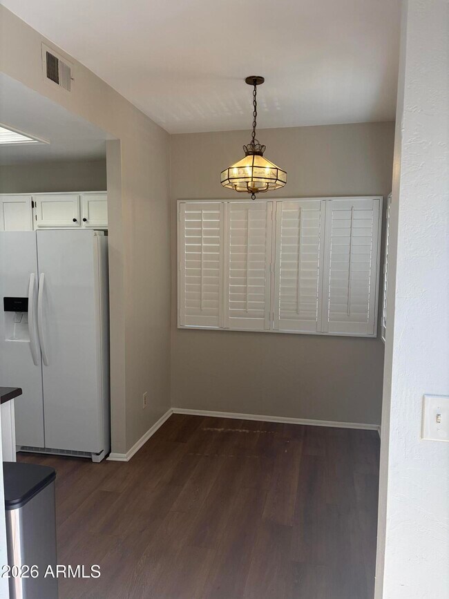 Building Photo - 930 N Mesa Dr