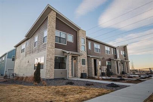 Building Photo - Modern 3 Bed/ 2.5 Bath Townhome in Sterling Ranch