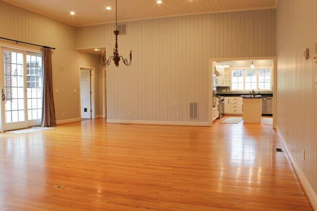 Building Photo - 935 Garth Rd