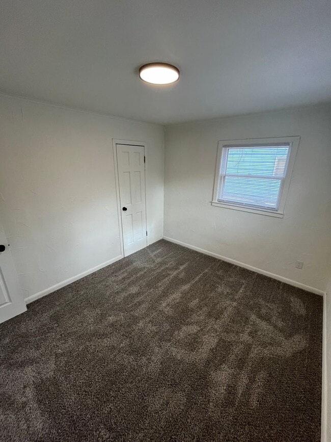 Building Photo - New 2 bedroom listing! MOVE IN SPECIAL