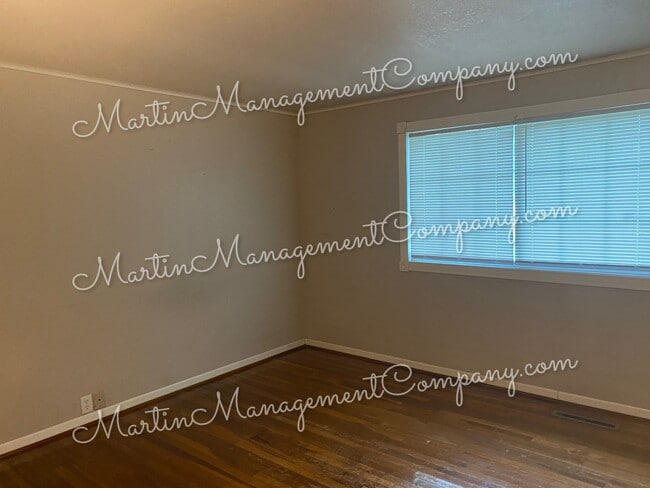 Building Photo - 233 Rainbow Dr