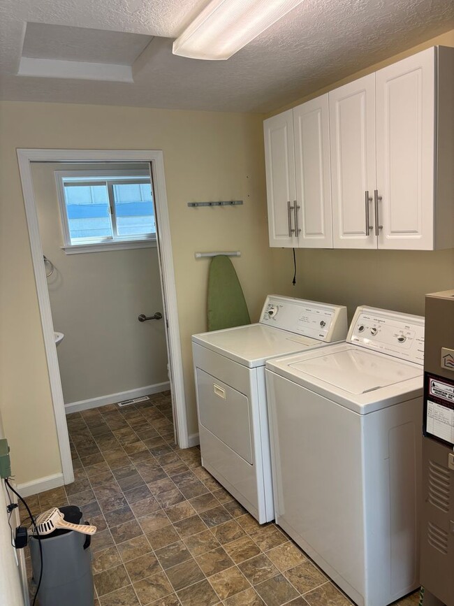 Building Photo - Downtown NW Bend Home Close to the River