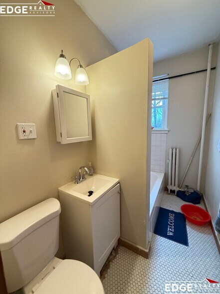 Building Photo - 152 Strathmore Rd