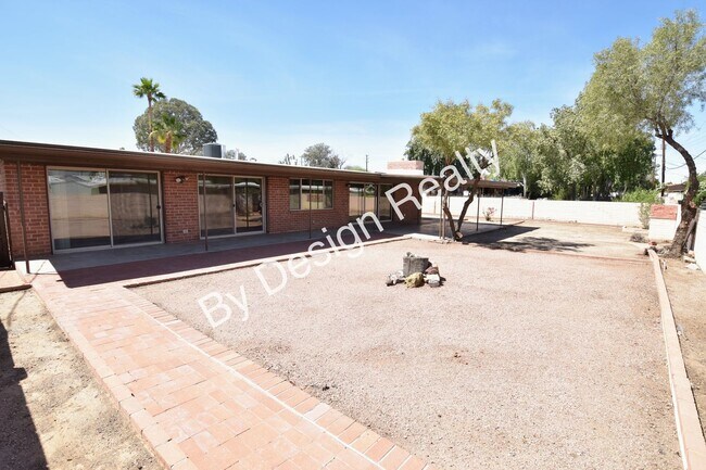 Building Photo - Spacious 3 Bed 2 Bath Eastside Home w/Huge Yard & Fireplace