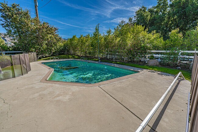 Building Photo - 4 Bedroom Pool Home for Rent in Secluded S...