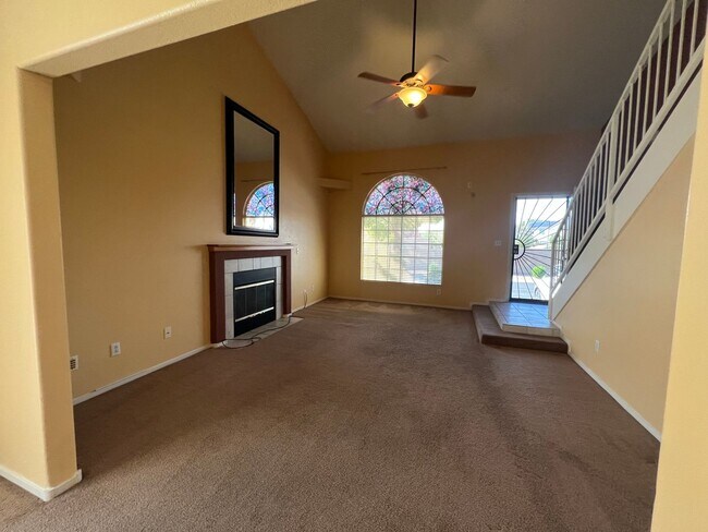 Building Photo - Spacious 2bed/ 2.5 bath Townhouse in Gated...