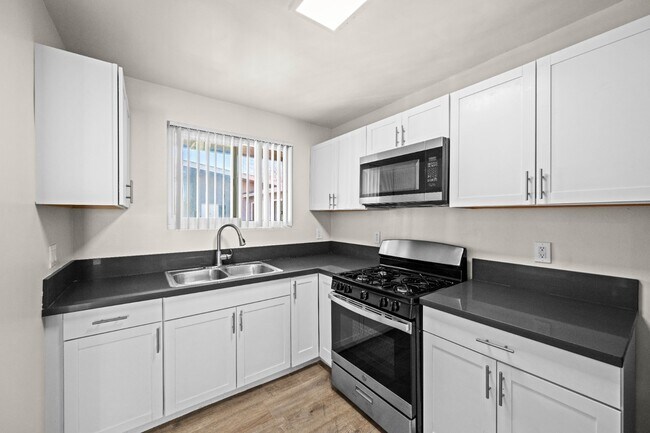 Building Photo - RECENTLY RENOVATED | 3 BED 2 BATH WITH BALCONY & PARKING