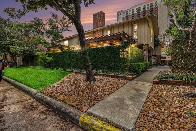Building Photo - Updated 2-Bed, 2.5-Bath Patio Home Near Up...