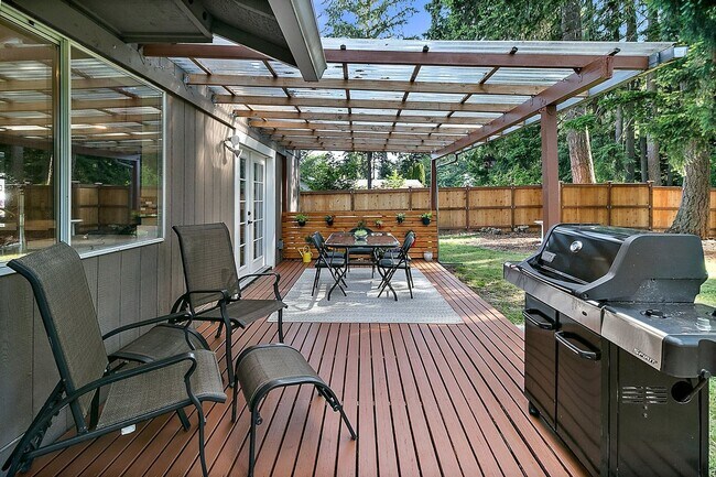 Building Photo - Lakeside Living in Lacey's Lake Forest Nei...