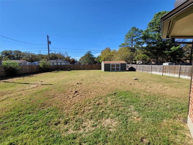 Building Photo - 3 BR/2BA | Single Family Home with large lot | 2-Car Garage | Large fenced backyard