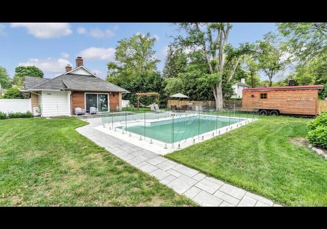 Primary Photo - 143 Hallock St