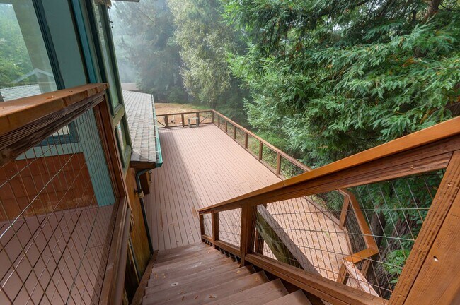 Building Photo - 3 Bed / 2 Bath Woodside home on large lot ...