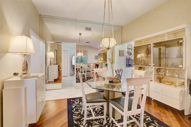 Building Photo - 5051 Pine Dr