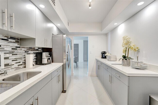 Building Photo - 4001 S Ocean Dr